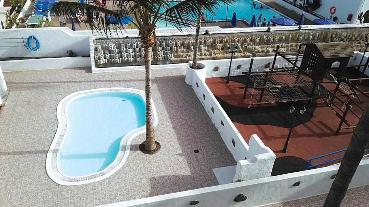 Aguazul - A Pie De Piscina Y Vistas Al Mar Apartman Puerto del Carmen  Kültér fotó